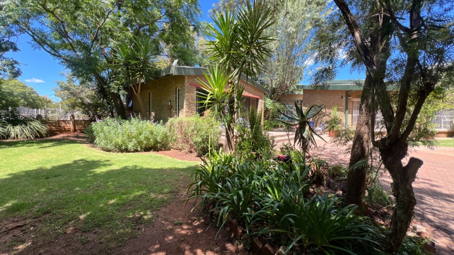 5 Bedroom Property for Sale in Langenhovenpark Free State